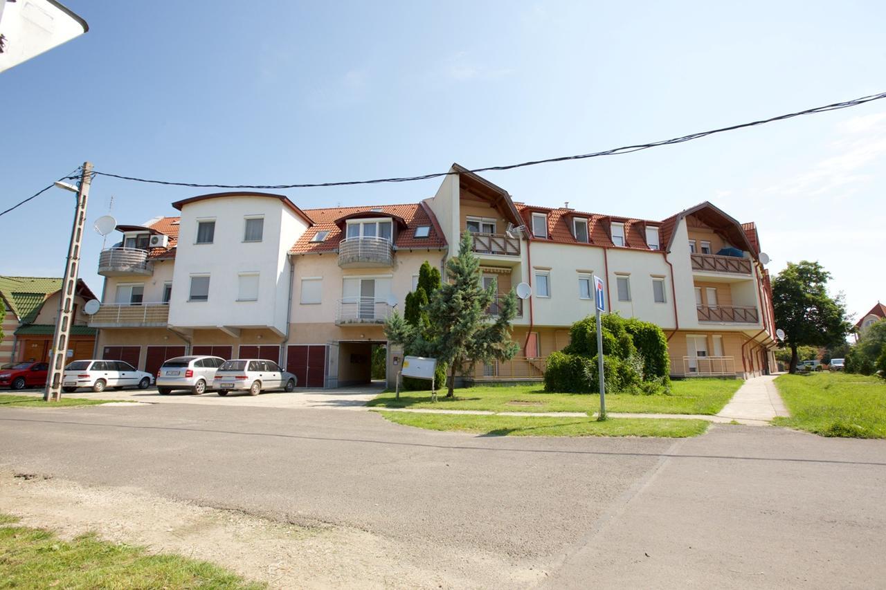 Zoli Apartmanok-Timi Koelcsey 34-36 ハイデゥソボスロー エクステリア 写真